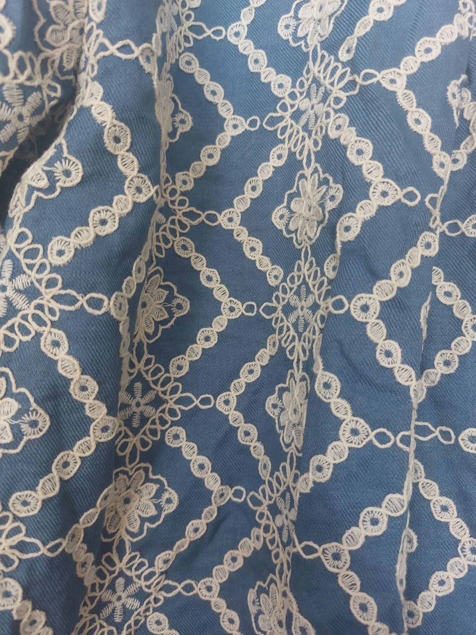Camisa vaquera con bordado – photo 4